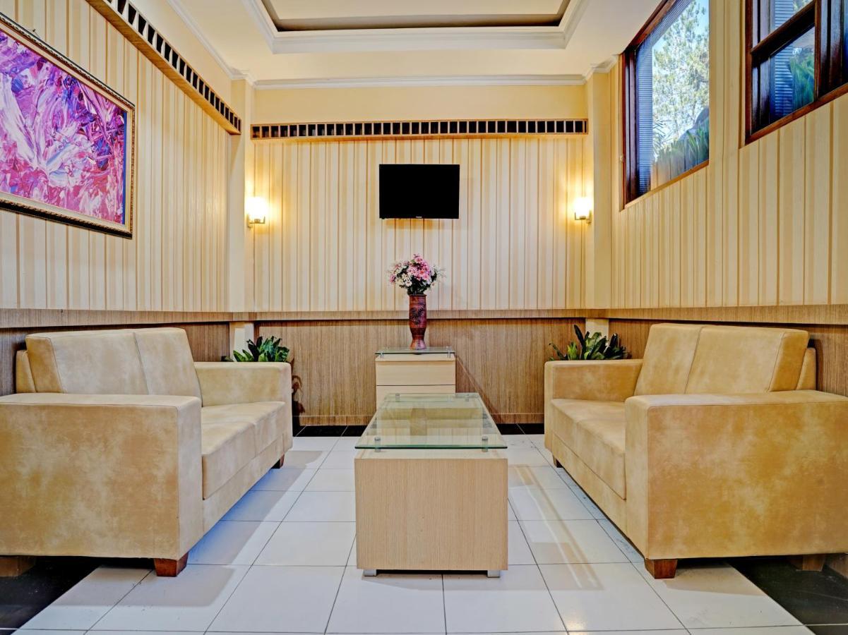 Oyo 3953 Hotel Catellya II Cipaku Bandung Exterior foto