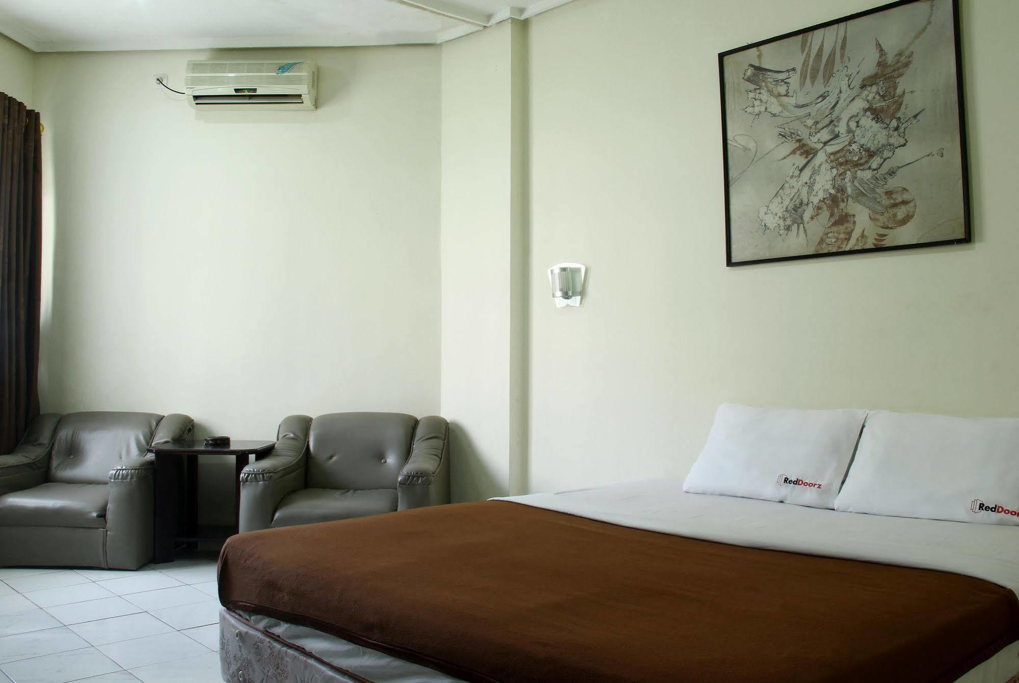 Oyo 3953 Hotel Catellya II Cipaku Bandung Exterior foto