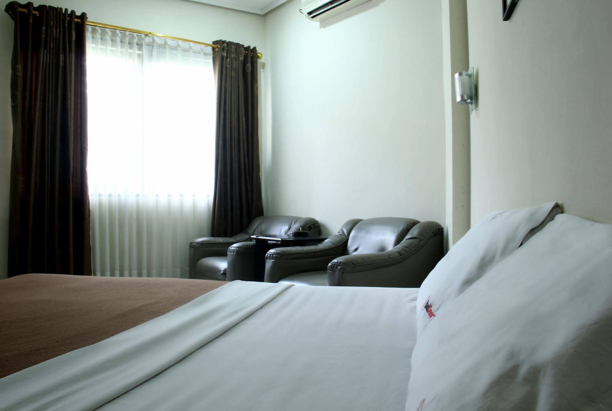 Oyo 3953 Hotel Catellya II Cipaku Bandung Exterior foto