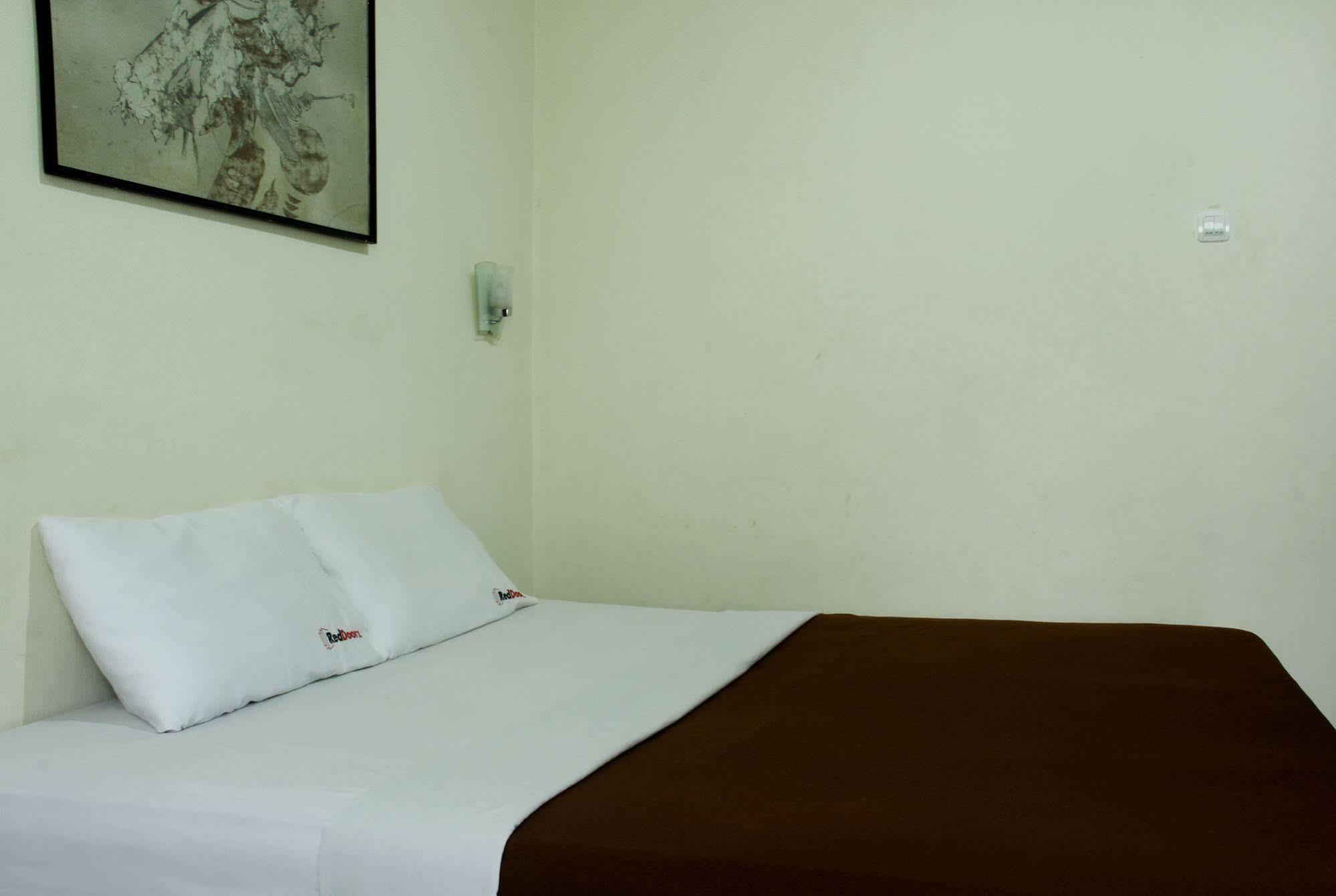 Oyo 3953 Hotel Catellya II Cipaku Bandung Exterior foto