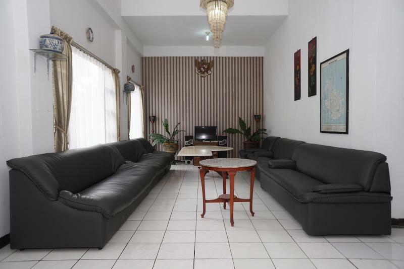 Oyo 3953 Hotel Catellya II Cipaku Bandung Exterior foto