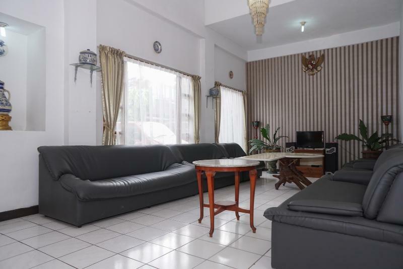 Oyo 3953 Hotel Catellya II Cipaku Bandung Exterior foto
