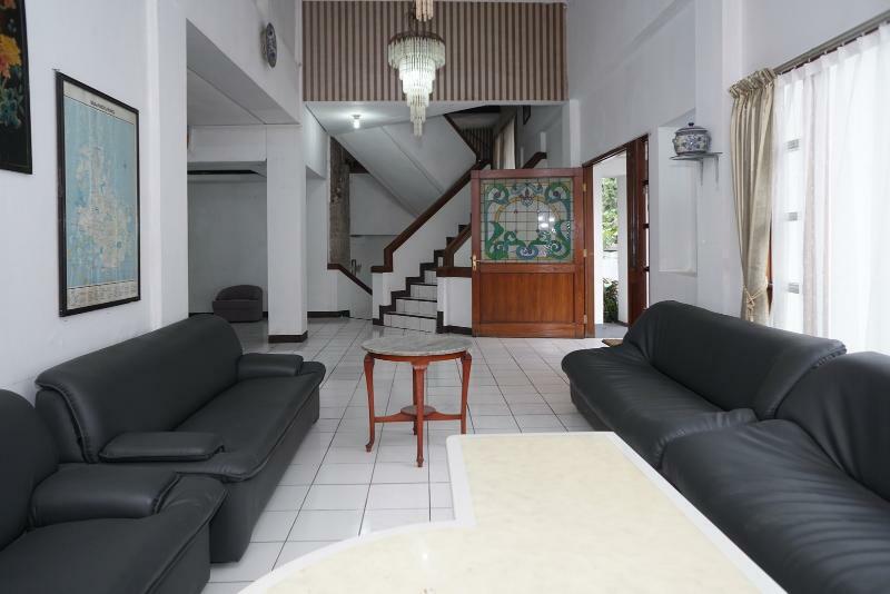 Oyo 3953 Hotel Catellya II Cipaku Bandung Exterior foto