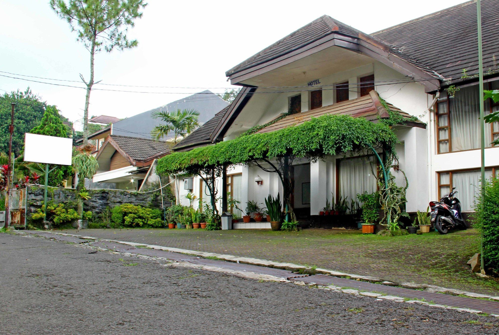Oyo 3953 Hotel Catellya II Cipaku Bandung Exterior foto